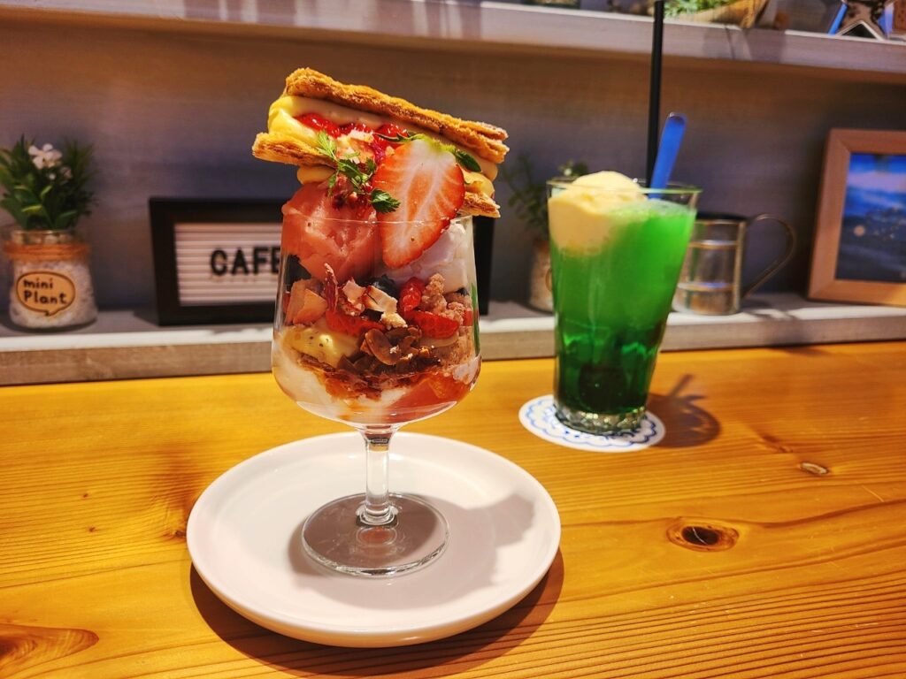 最高 群馬カフェ Cafe Flaveur カフェ フラヴール さん 自信の いちごのミルフィーユパフェ さすがの美味しさです W すながくんぶろぐ